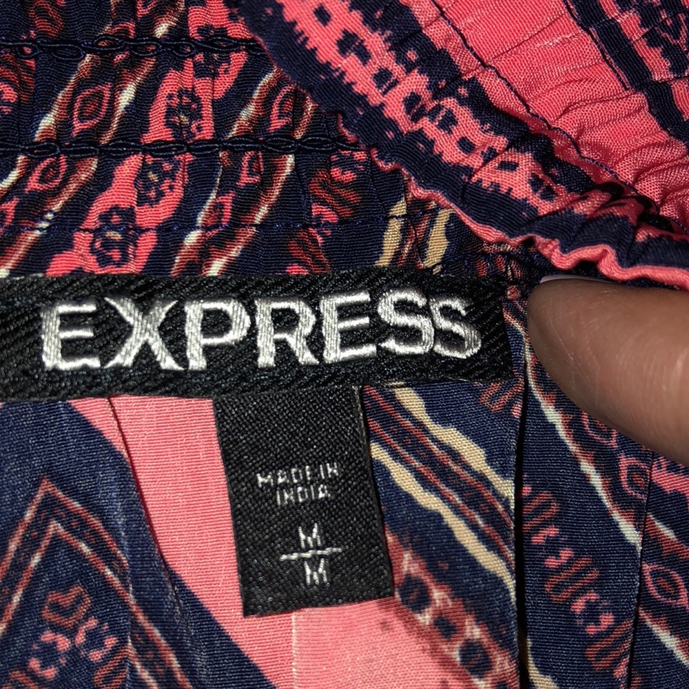 Express patterned skirt. - Picture 2 of 3